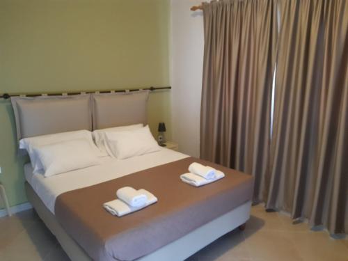 A bed or beds in a room at Hotel Kalimera Apartments