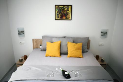 Un dormitorio con una cama con dos pingüinos. en Klikly, en Labin