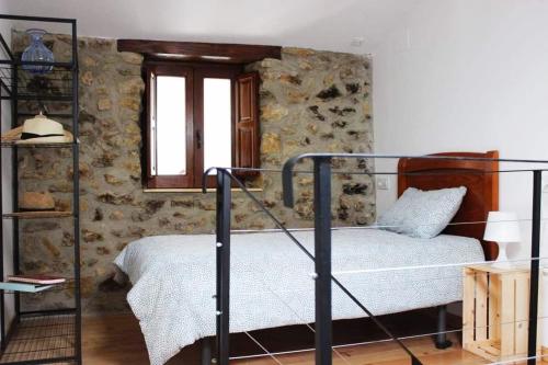 1 dormitorio con litera y ventana en Casa Pepín - Sagasta Rural Oviedo, en Oviedo