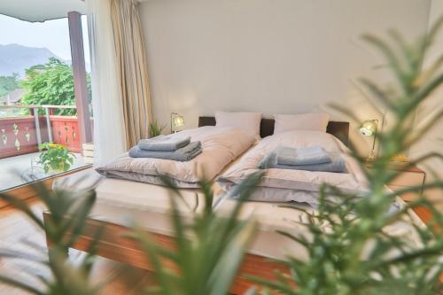 Postel nebo postele na pokoji v ubytování Seehaus Lake View 3-Bedroom Apartment