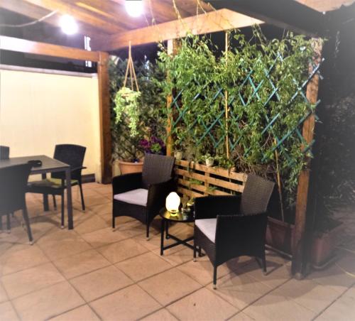 a restaurant with a vertical garden on the wall at Home Scalzi 18 in Verona