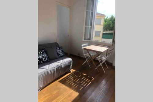 un salon avec un canapé et une table dans l'établissement Bel appartement bien placé au cœur de Cannes, à Cannes