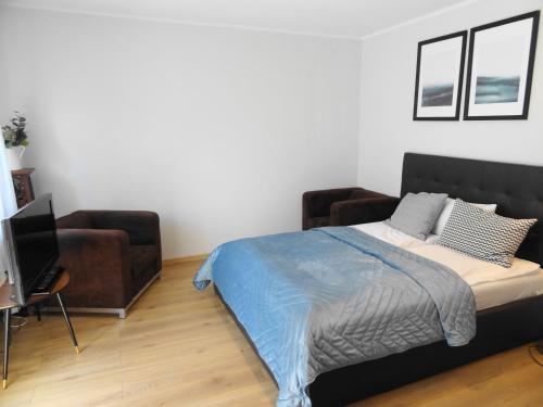 a bedroom with a bed and a couch at Studio 5 min do Centrum Koneser, blisko dworzec Wschodni by VisitWarsaw in Warsaw