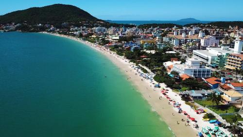 an aerial view of a beach with people and buildings at Residencial 20m Praia Central & Frente Avenida in Bombinhas