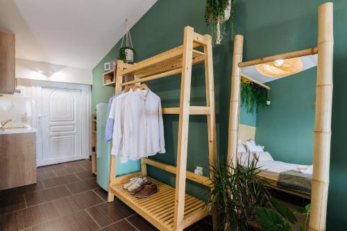 Postel nebo postele na pokoji v ubytování Boho Sea View Studio