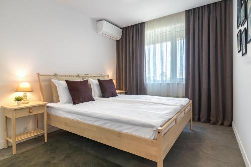 Postel nebo postele na pokoji v ubytování Nobile apartment - Coral Residence complex with parking & pool
