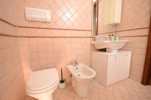 普埃尼亞戈的住宿－Corte Vezzola Trilocale Tommaso，一间带卫生间和水槽的浴室