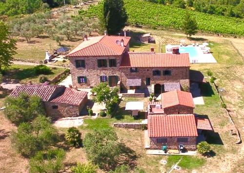 an aerial view of a house with a pool at Agriturismo I Poggilunghi in Civitella in Val di Chiana