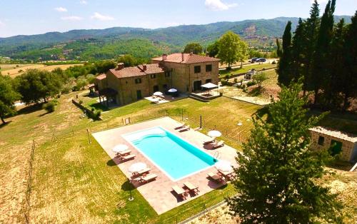 an aerial view of a house with a swimming pool at Agriturismo I Poggilunghi in Civitella in Val di Chiana
