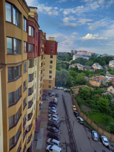 vistas a un aparcamiento desde un edificio en Апартаменти люкс в центрі, на вулиці Набережна,10 з парковкою, en Lutsk