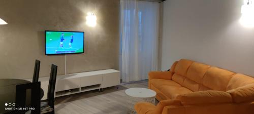 Televízia a/alebo spoločenská miestnosť v ubytovaní Apartman R&R,3 room apartman in the center Šibenik