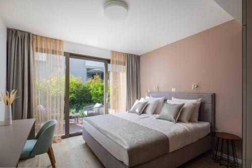 Säng eller sängar i ett rum på Dedaj Resort - Villa Tina