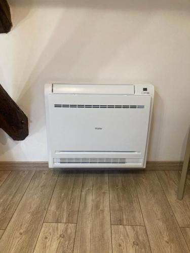 a air conditioner in a corner of a wall at Le Jaonnet in Nabirat