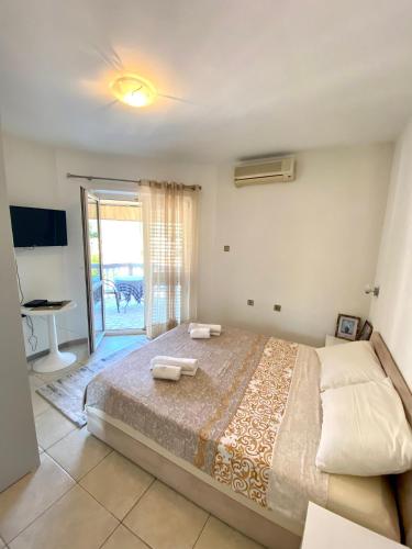 Ein Bett oder Betten in einem Zimmer der Unterkunft Apartments Popović