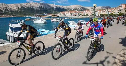 eine Gruppe von Menschen, die am Strand Fahrrad fahren in der Unterkunft ANCHOR BAŠKA in Baška