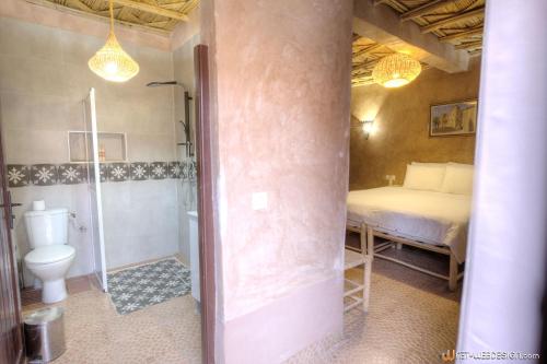 Ett badrum på Guest House Bagdad Café