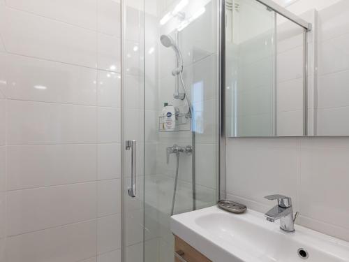 a white bathroom with a shower and a sink at LE DEDIEU - HYPERCENTRE GARAGE GRATUIT WiFi NETFLIX AMAZON PRIME in Villeurbanne