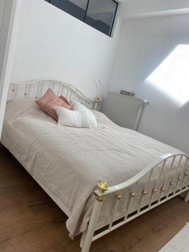 Una cama blanca con sábanas blancas y almohadas. en Am Lenzensberg 667 - Neu mit E-Ladestation, en Traunstein