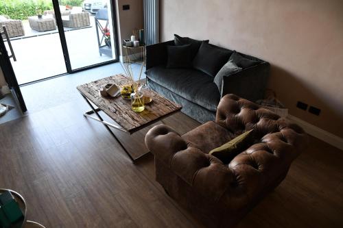 a living room with a couch and a table at B&B Bricco della Guardia in Briaglia