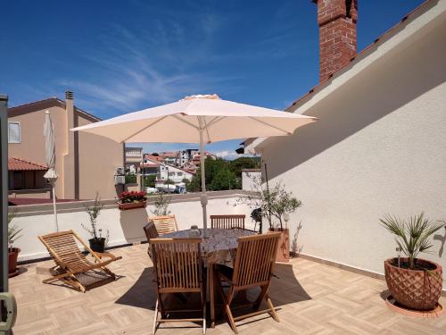 Galeriebild der Unterkunft Appartements Dominique, with private terrace in Supetarska Draga