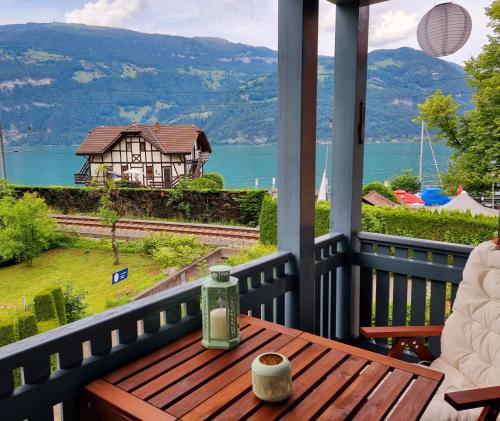 DärligenにあるStrandhüsli directly on lake Thunの水面の見えるポーチテーブル