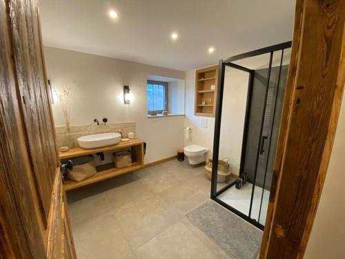La salle de bains est pourvue d'un lavabo et de toilettes. dans l'établissement Gîte de charme en plein cœur de l’Ardèche verte, à La Rochette