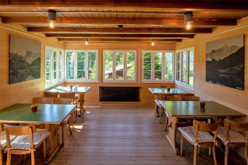 Naturfreunde Hostel Grindelwald 레스토랑 또는 맛집
