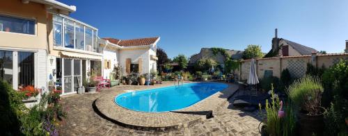Bazén v ubytování Vintage Luxurious house nebo v jeho okolí