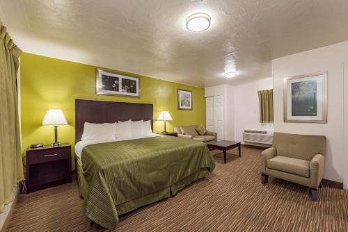 Ένα ή περισσότερα κρεβάτια σε δωμάτιο στο Sundowner Motel Sequim