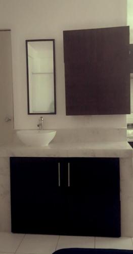 y baño con lavabo blanco y espejo. en Estudio full equipado, en Playa del Carmen
