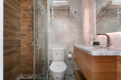 テキロヴァにあるLe Marden Hotel Spaのバスルーム(トイレ、ガラス張りのシャワー付)