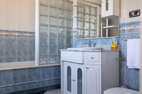 Ένα μπάνιο στο Villa Soraida