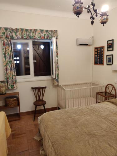 a bedroom with a bed and a window at Casa Belo Horizonte in Praia da Barra