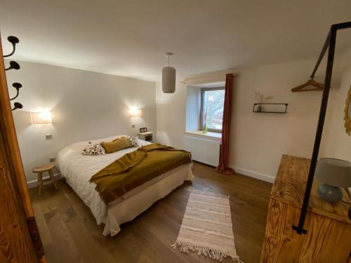 Un pat sau paturi într-o cameră la Gîte de charme en plein cœur de l’Ardèche verte