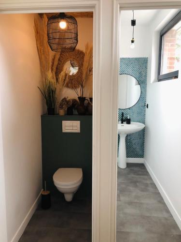 a bathroom with a toilet and a sink at Appartement Beau Séjour - Accès Piscine in Criel-sur-Mer