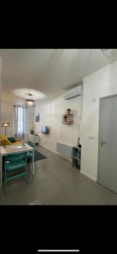 - un salon avec une table et un canapé dans l'établissement New! Charmant T2 idéalement situé au coeur du centre historique., à Aix-en-Provence