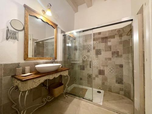 łazienka z umywalką i prysznicem w obiekcie Ortigia MaaM Apartment w Syrakuzach