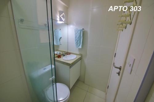 Bilik mandi di LINDO NOVISSIMO e PÉ NA AREIA