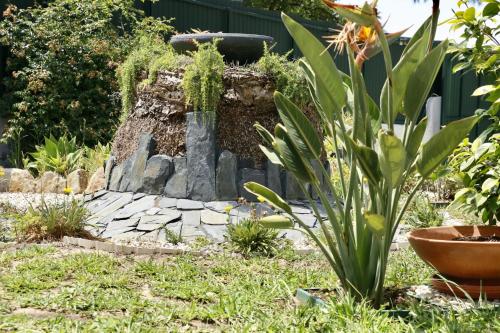 a garden with a fountain in the middle of a yard at Casa Teresinha in Sesimbra