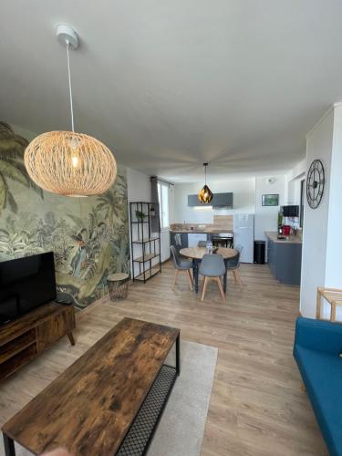 un salon avec un canapé et une table dans l'établissement Cosy Apparts Montlucon, à Montluçon