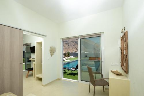 un soggiorno con vista sulla piscina di Sagma Villas a Perissa