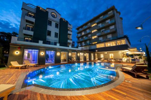 una piscina frente a un edificio en Hotel Brasil Pool & Spa, en Milano Marittima