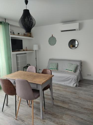 Appartement climatisé avec balcon,wifi, proche remparts
