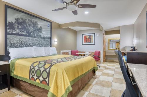 ein Hotelzimmer mit einem Bett und einer Küche in der Unterkunft Texas Inn Donna in Donna