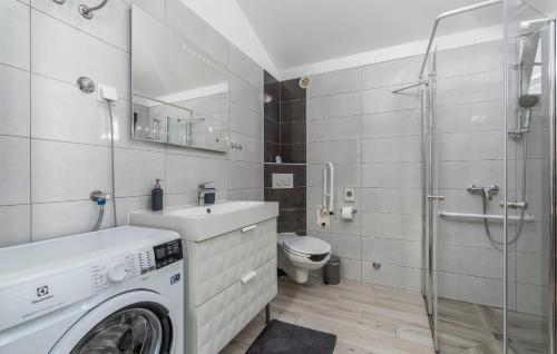 eine Waschmaschine im Bad mit Waschmaschine in der Unterkunft Apartment Maria in Vodnjan