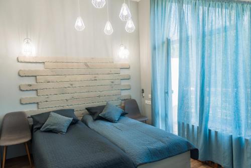 Un pat sau paturi într-o cameră la Golden park Apartments