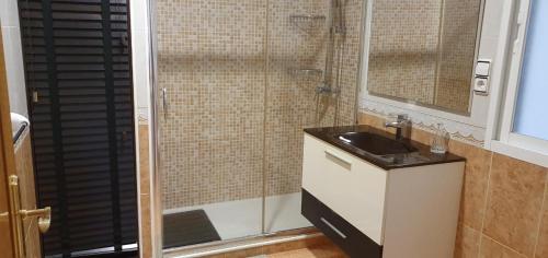 łazienka z umywalką i prysznicem w obiekcie APARTEMENTOS PASEO DE LORDELO - 2 Derecha w mieście O Grove