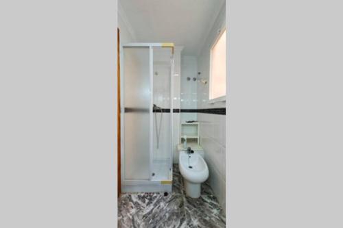 Salle de bains dans l'établissement Przestronny apartament w Torrevieja - Purisima