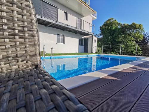 ein Swimmingpool vor einem Haus in der Unterkunft Casa Miradouro in Cova