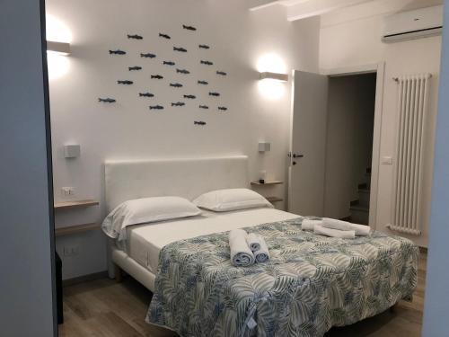 a bedroom with a bed with fins on the wall at PORTOROSSO Rooms in Vernazza